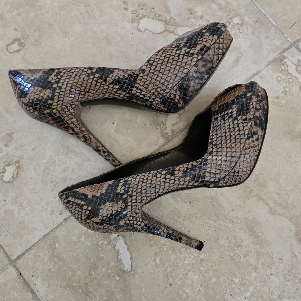 Stuart Weitzman Peep Toe Snake Skin Pumps SZ 9M